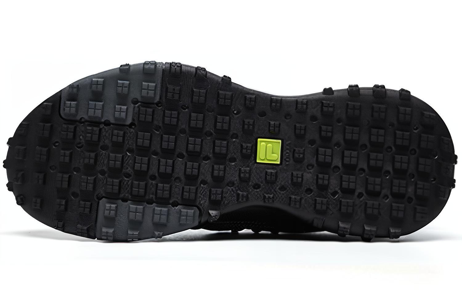 Shop 휠라 아웃도어 러너 '블랙 그레이' A12M142208FBB