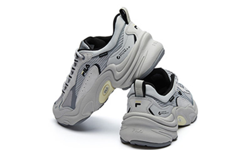 Shop Fila 斐樂 小豹系列 減震防滑 透氣運動老爸鞋 灰色