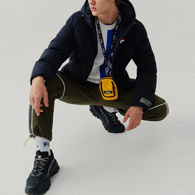 FILA Jaket Down Solid Hoodie Warna Biru Legendaris F61M148925FNV Sizing FILA Jaket Down Solid Hoodie Warna Biru Legendaris F61M148925FNV