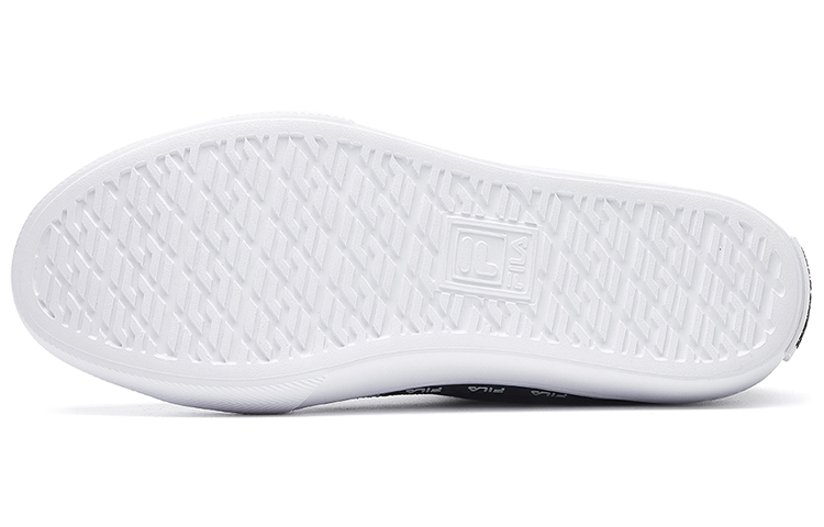 Shop FILA STRADA 高帮帆布鞋 黑/白 F12M034412FBW
