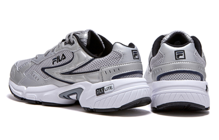 Shop Fila 斐樂 Taurus 潮流戶外 低筒運動跑步鞋 灰銀 韓版
