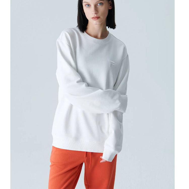 Shop FILA 男女款白色圓領衛衣 輕巧素色LOGO貼布設計 FS2POF3101X-OWH