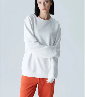 FILA 男女款白色圓領衛衣 輕巧素色LOGO貼布設計 FS2POF3101X-OWH Shop FILA 男女款白色圓領衛衣 輕巧素色LOGO貼布設計 FS2POF3101X-OWH