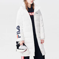 Cheap FILA 男女款白色中長版羽絨外套連帽寬鬆版印花。 F51U048901F-WT