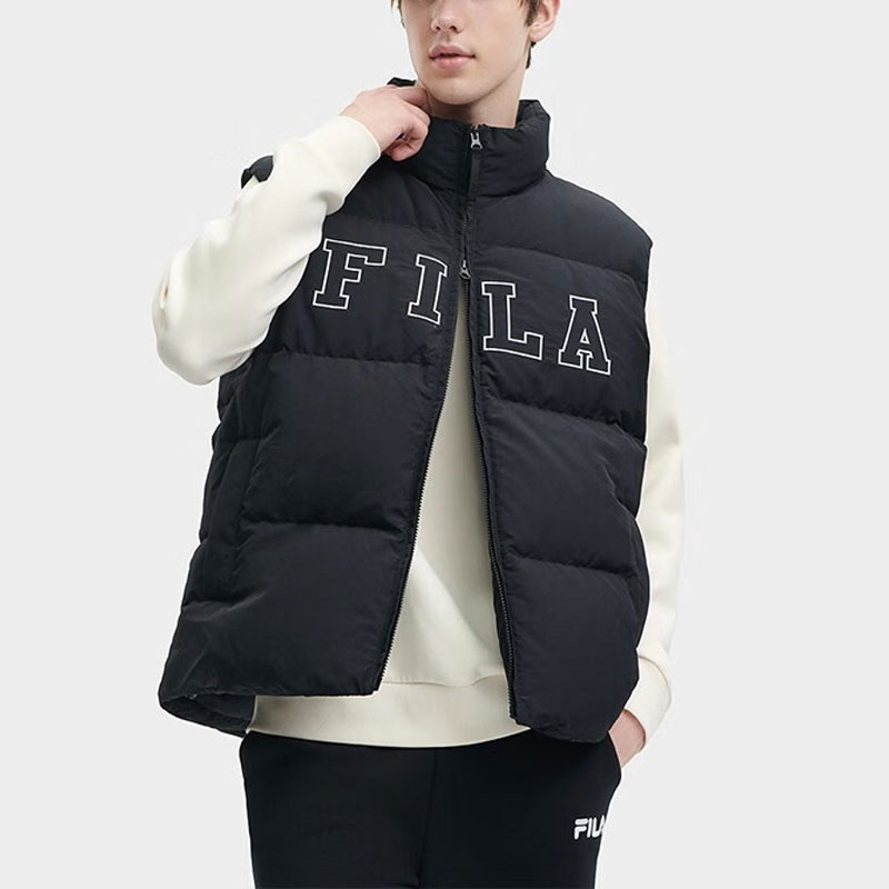 Shop FILA ユニセックス オーバーサイズ ブラック ダウンベスト ロゴプリント裏地付き F51U349903FBK