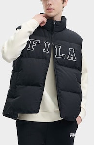 FILA ユニセックス オーバーサイズ ブラック ダウンベスト ロゴプリント裏地付き F51U349903FBK Shop FILA ユニセックス オーバーサイズ ブラック ダウンベスト ロゴプリント裏地付き F51U349903FBK