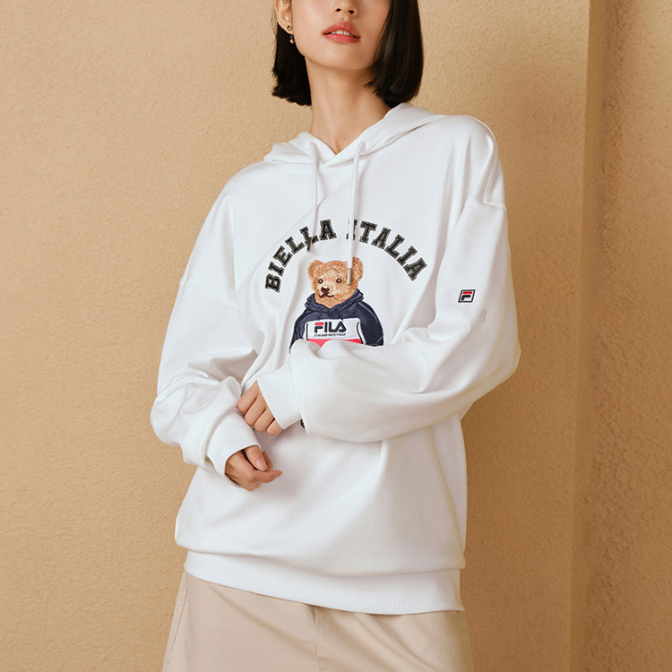Shop FILA 白色卡通熊圖案口袋休閒衛衣 F51M239299F-WT