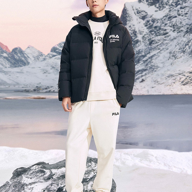 Lookbook FILA White Line Jaket Hoodie Down Unisex dengan Resleting dan Logo. F51U349902A-BK