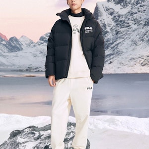 FILA White Line Jaket Hoodie Down Unisex dengan Resleting dan Logo. F51U349902A-BK Lookbook FILA White Line Jaket Hoodie Down Unisex dengan Resleting dan Logo. F51U349902A-BK