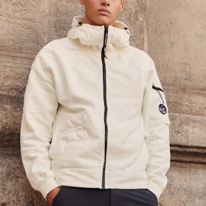 FILA x C.P. Company 聯名款針織標誌連帽外套夾克。 A11M149503F-WT Shop FILA x C.P. Company 聯名款針織標誌連帽外套夾克。 A11M149503F-WT