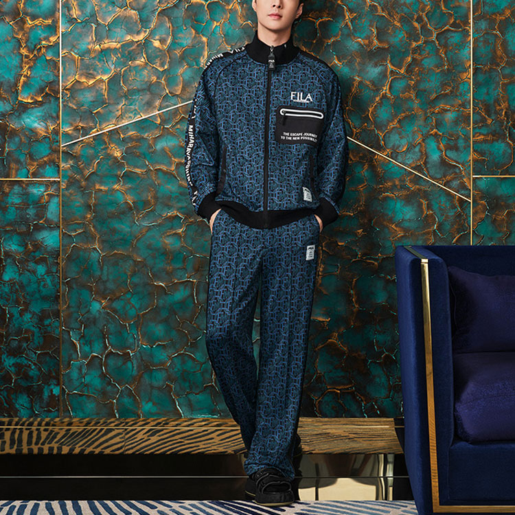 Shop FILA x MIHARA YASUHIRO 幾何徽標印花寬鬆黑夾克 F11M223501F-BK