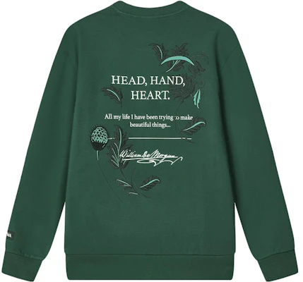 FILA x V&A 經典圓領長袖運動衫 深影綠 F11M418206F-GN Lookbook FILA x V&A 經典圓領長袖運動衫 深影綠 F11M418206F-GN