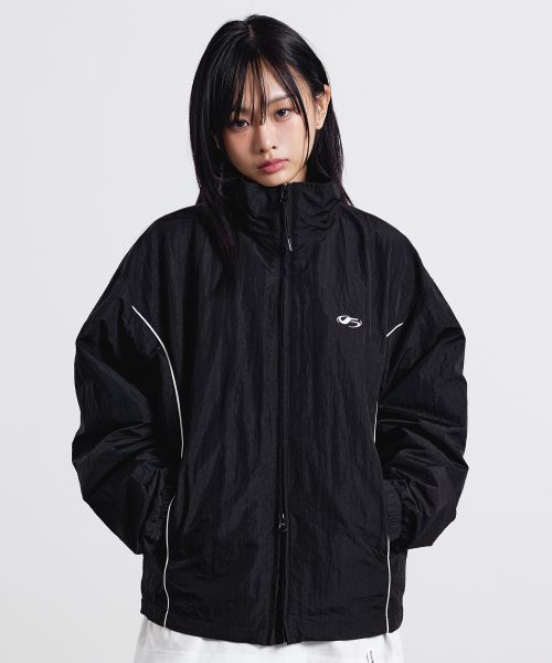 Shop FILLUMINATE 弧线防风外套 - 黑色 FBESUJW104BK
