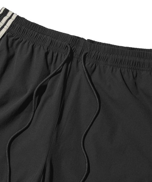 Sizing FILLUMINATE Nylon Two-Tuck Track Pants - Black FBFCUPT001BK