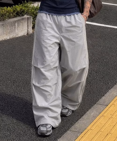filluminate-nylon-two-tuck-track-pants-gray-fbfcupt-001-gr