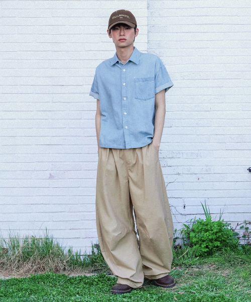 Shop FILLUMINATE 一褶弧形亚麻裤 - 米色 FBFUUPT001BE