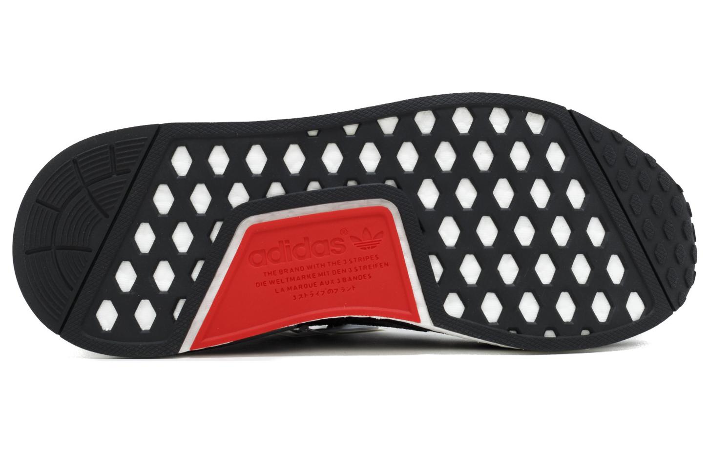 Shop フットロッカー限定 adidas NMD_R1 (欧州) AQ4498