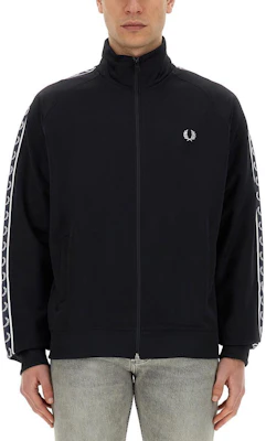 Chaqueta Fred Perry Azul Marino con Estampado Lateral y Cuello Alto. FPJ555749S69P Buy Chaqueta Fred Perry Azul Marino con Estampado Lateral y Cuello Alto. FPJ555749S69P