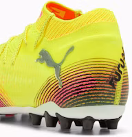 Lookbook Future 8 Ultimate MG Voetbalschoenen Geel Alert-PUMA Zwart-Zon Stoot 108359-03