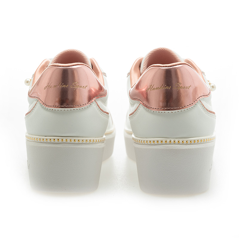 Shop G.T Hawkins Nike Dahlia 5 白色简约运动鞋 G160304005