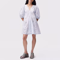 Shop GANNI SS22 藍色V領蕾絲細節短袖迷你連身裙 F7236-628-1