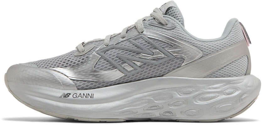 GANNI x New Balance 프레시 폼 트레이너 '실버 메탈릭' UTRNGA Lookbook GANNI x New Balance 프레시 폼 트레이너 '실버 메탈릭' UTRNGA
