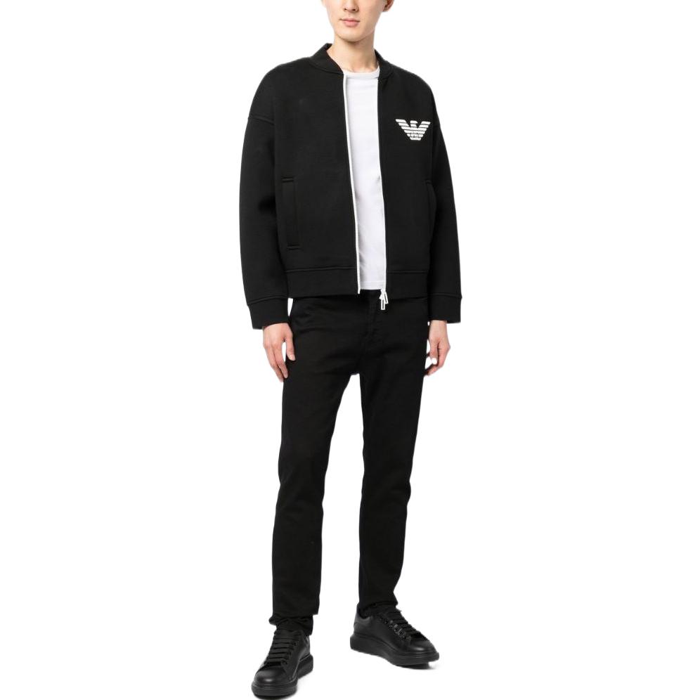 Lookbook Giorgio Armani Jaket Hitam Zip-Up dengan Cetakan Huruf dan Kolar Tegak. 6L1MM3-1JUWZ-0999