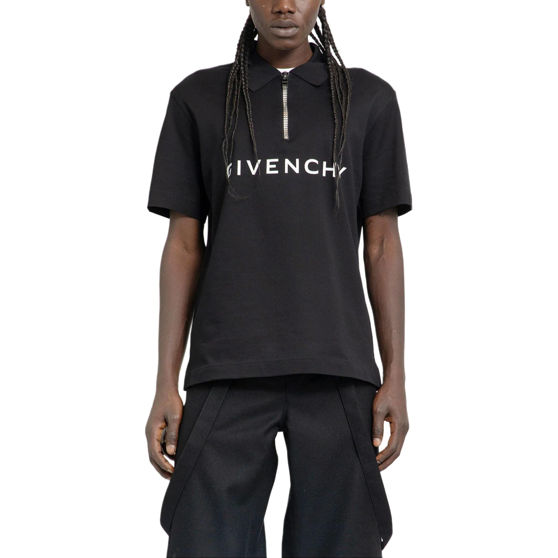 Lookbook Givenchy Kaos Polo Lengan Pendek Hitam dengan Cetakan Huruf. BM71D13YFP-001