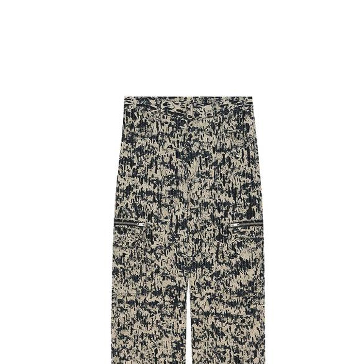 Lookbook Givenchy Celana Jeans Warna Polos Longgar dengan Kantong Samping BM517E5Y3S-117