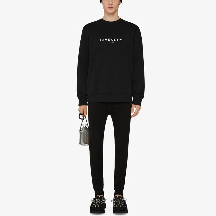 Shop GIVENCHY 黑色圓領衛衣 號印字母徽標設計。 BMJ0CB3Y6V-001