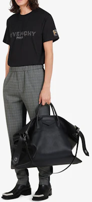 纪梵希黑色图案印花圆领短袖T恤 BM70ZQ3002-001 Shop 纪梵希黑色图案印花圆领短袖T恤 BM70ZQ3002-001