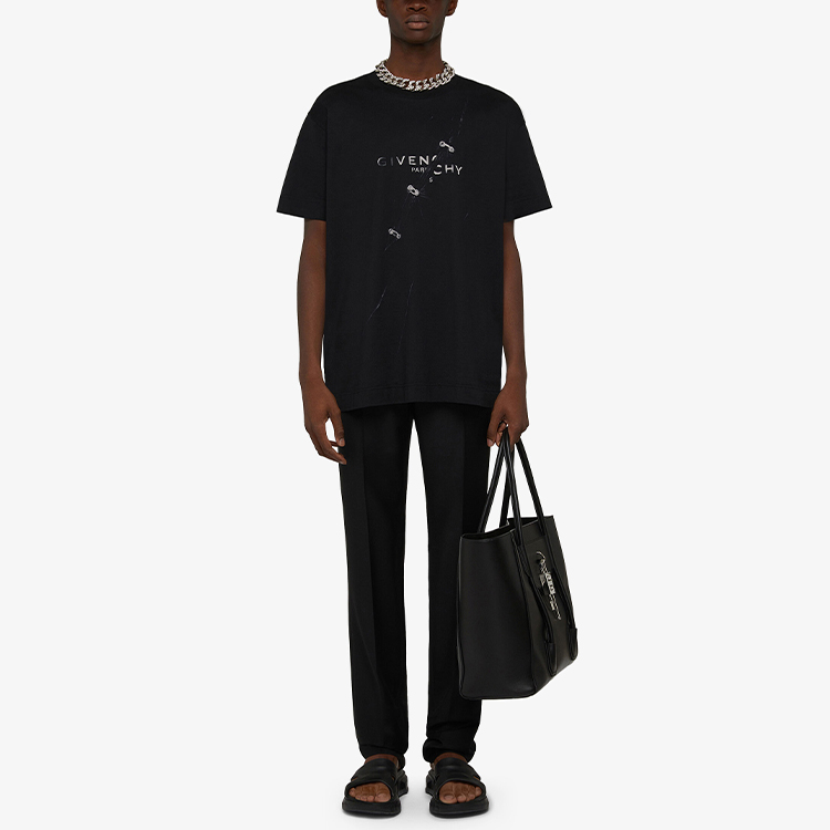 Shop ジバンシィ ブラック レター ビジュアル トラップ エフェクト クルーネック Tシャツ BM71333Y6B-001