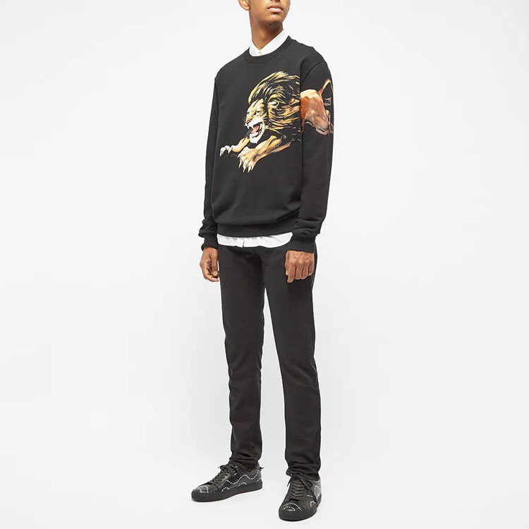 Lookbook Sudadera Negra con Gráfico de León GIVENCHY BM70EE30AF-001