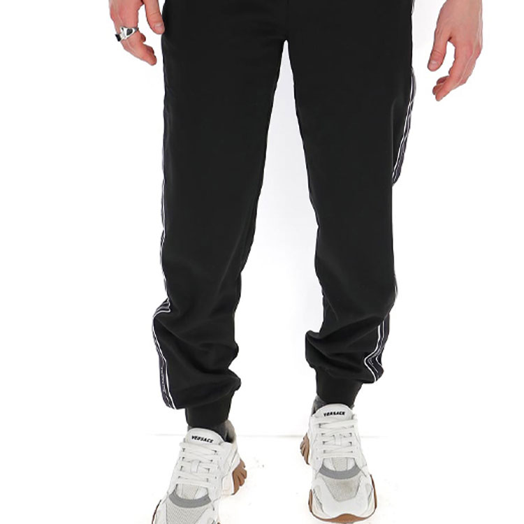 Sizing 지방시 블랙 로고 프린트 사이드 테이프 스웨트팬츠. BM50HQ300B-001