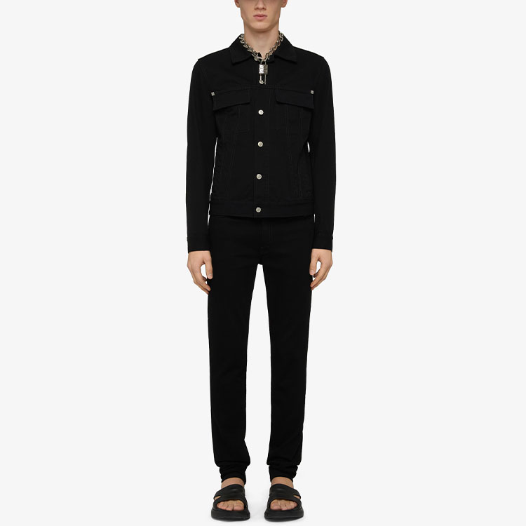 Lookbook Chaqueta Negra Givenchy con Logo Tachonado, Manga Larga y Botones. BM00Q650KK-001