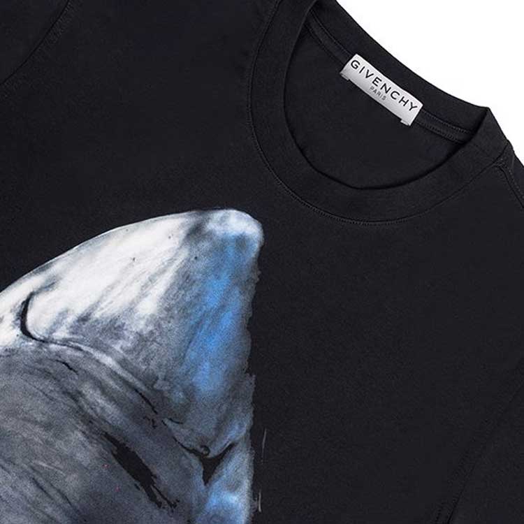 Sizing ジバンシー ブラック シャーク プリント スリムフィット クルーネック Tシャツ BM70483Y0H-001