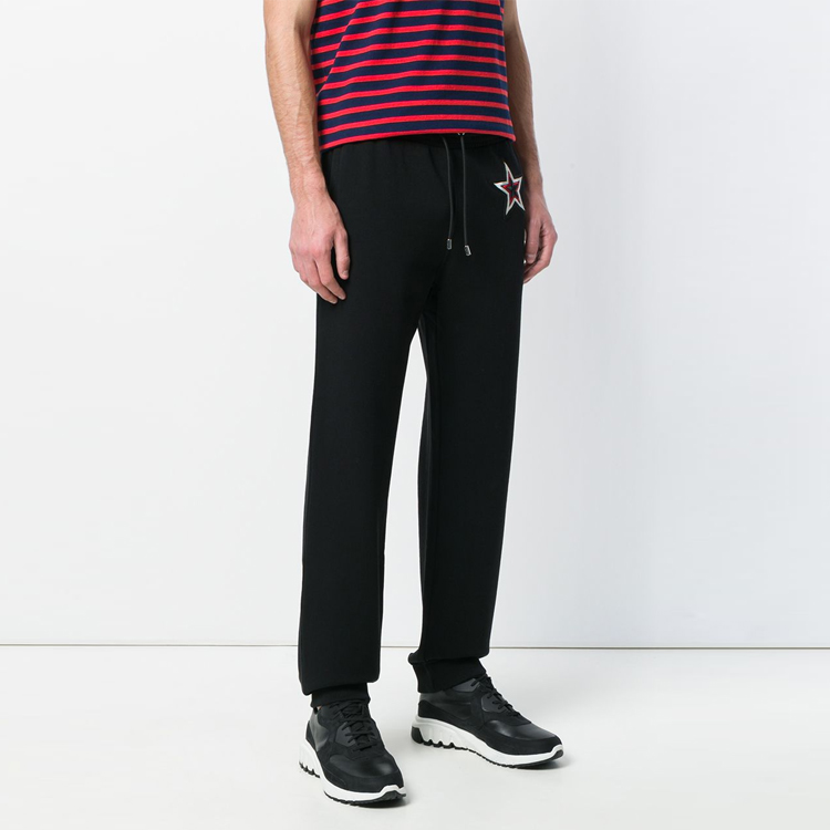 Shop GIVENCHY FW21 黑色星星貼布棉質針織運動長褲 BM501D3Y04-001