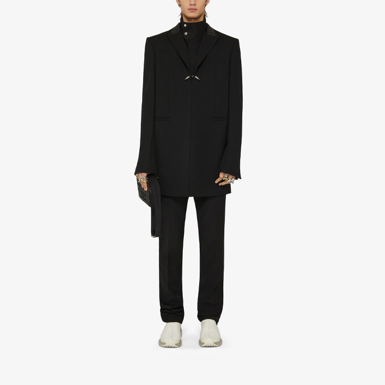 Lookbook Givenchy FW21 黑色長袖西裝外套搭配仿袖口設計 BM30B713PW-001