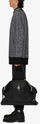 GIVENCHY FW21 Sweater Hitam Logo Print Crewneck. BM90H84Y9F-004 Purchase GIVENCHY FW21 Sweater Hitam Logo Print Crewneck. BM90H84Y9F-004