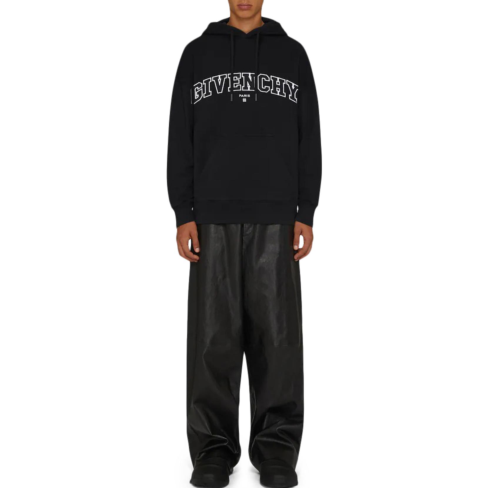 Lookbook 지방시 FW22 블랙 후드티 로고 프린트 및 드로스트링. BMJ0HC3Y8Q-001