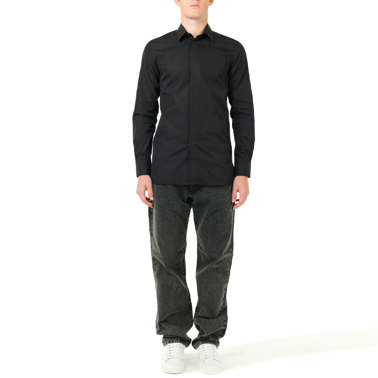 Shop GIVENCHY FW22 Kemeja Hitam Lengan Panjang Button-Up. BM60PQ146X001