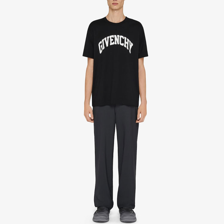Shop Givenchy FW22 Kaos Crewneck Hitam dengan Cetak College Letter. BM716R3YAA-001