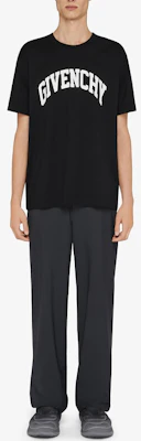 Givenchy FW22 Kaos Crewneck Hitam dengan Cetak College Letter. BM716R3YAA-001 Shop Givenchy FW22 Kaos Crewneck Hitam dengan Cetak College Letter. BM716R3YAA-001