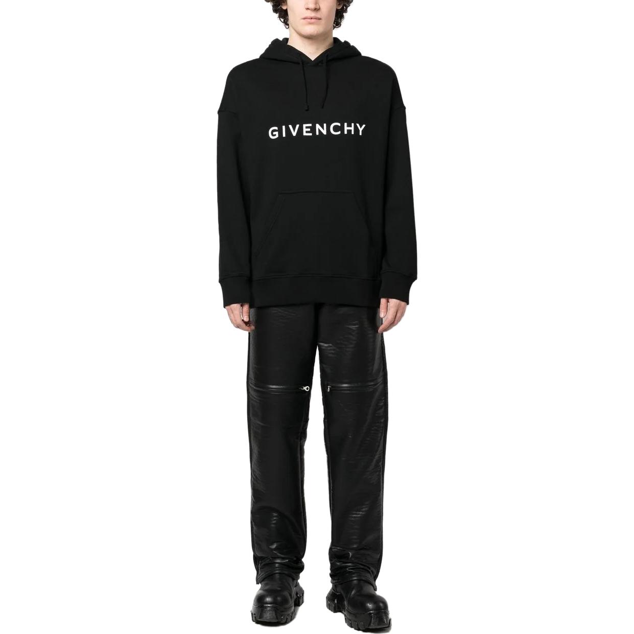 Shop 지방시 FW22 로고 프린트 블랙 후드 캐주얼 스웻셔츠. BMJ0HC3YAC-001