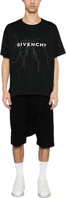 지방시 FW23 블랙 라이트닝 로고 프린트 크루넥 티셔츠. BM71JB3YJ9-001 Shop 지방시 FW23 블랙 라이트닝 로고 프린트 크루넥 티셔츠. BM71JB3YJ9-001