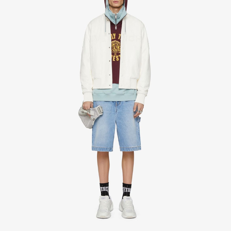 Lookbook 지방시 FW23 라이트 블루 워시드 포켓 데님 반바지. BM519C5Y6Q-452