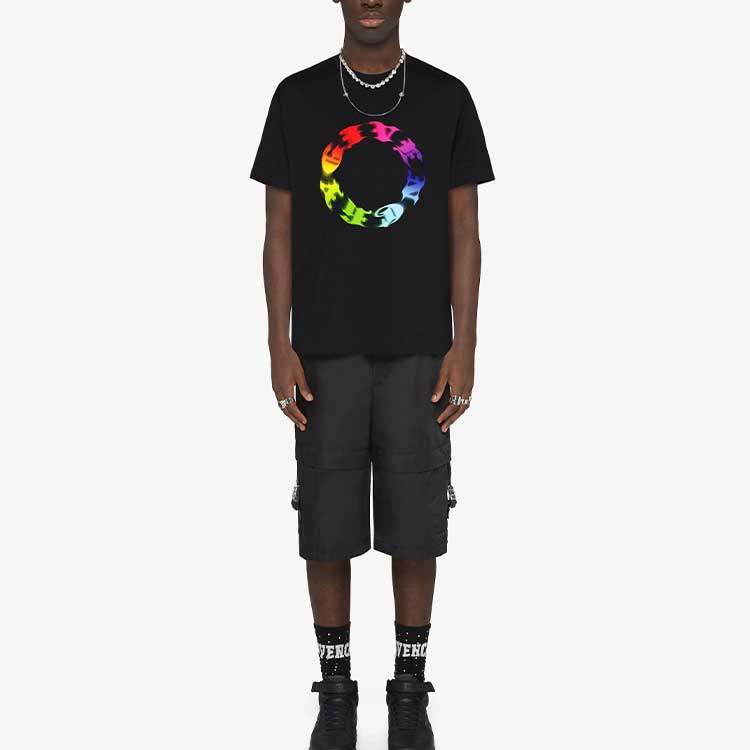 Lookbook 지방시 FW23 블랙 레인보우 로고 프린트 남성 반팔 티셔츠. BM716N3YFR-001