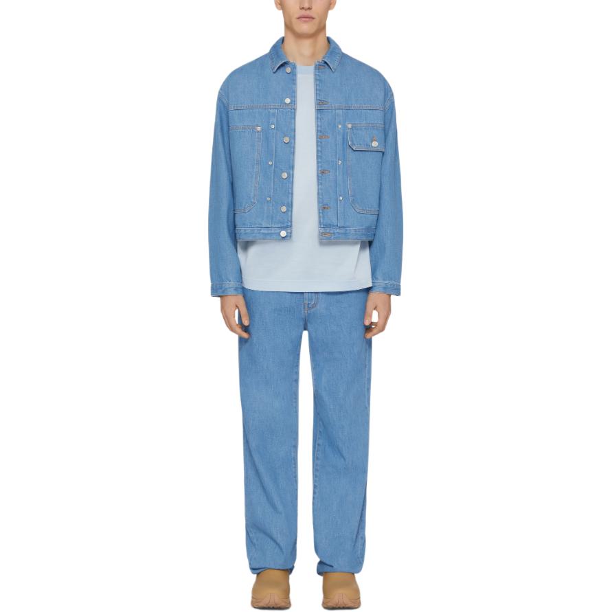 Lookbook GIVENCHY FW24 Jaket Denim Biru Muda dengan Kolar Bertatah Logo. BM017H5YAQ-452