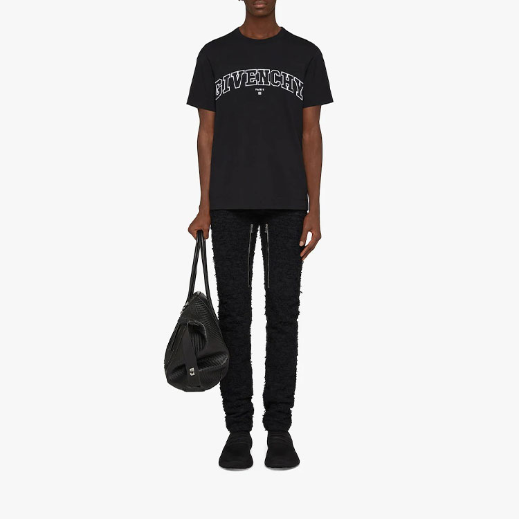 Shop GIVENCHY 刺繡Logo 寬鬆版黑色T恤 SS22系列 BM71CW3Y6B-001