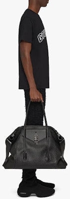 GIVENCHY 刺繡Logo 寬鬆版黑色T恤 SS22系列 BM71CW3Y6B-001 Details for GIVENCHY 刺繡Logo 寬鬆版黑色T恤 SS22系列 BM71CW3Y6B-001